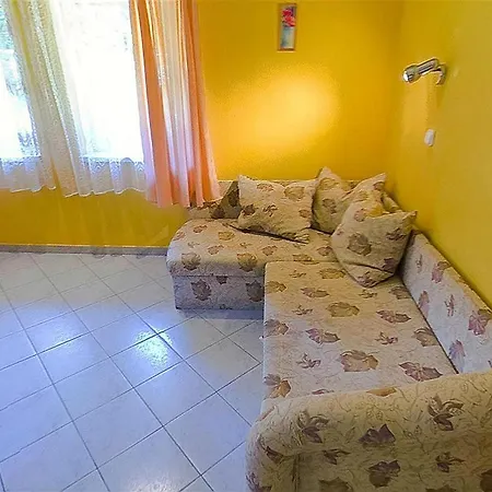 Apartment Apartment- Yellow