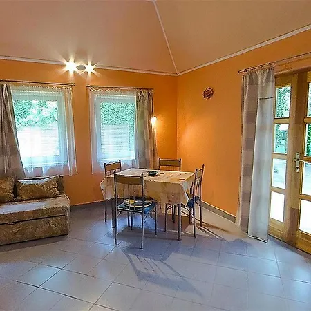 Apartment Apartment- Yellow *